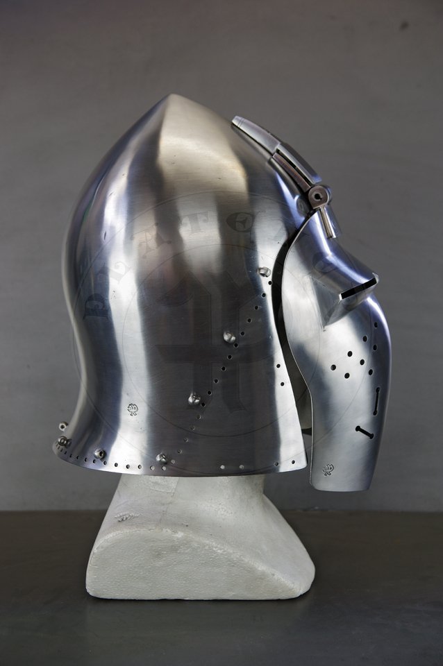 Klappvisier bascinet with keyhole visor, c. 1390-1410. Source: bascinet Wallace Collection A74, London; visor Museo Stibbert, Florence. Skull raised from two halves of 2 mm high quality mild steel, heat hardened and tempered up to 34 HRC. Visor raised from 2 mm medium carbon steel and hardened and tempered up to 42 HRC. Visor hinge made of medium carbon steel. Visor is removable. Weight 3,320 kg. /Klappvisier wzorowany na hemie z Wallace Collection A74 oraz zasonie z Museo Stibbert, datowany na 1380-1410. Dzwon wykuty z dwch powek 2 mm wysokiej jakoci stali niskowglowej, hartowany i odpuszczany do 34 HRC. Zasona wykuta z 2 mm stali redniowglowej, hartowana i odpuszczana do 42 HRC. Zawias zasony wykonany ze stali redniowglowej. Zasona jest zdejmowana. Waga 3,320 kg.